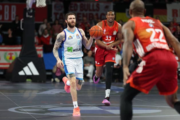 Logan Johnson Skyliners Frankfurt, 00 with ball with David McCormack FC Bayern Basketball, 33 and Isiaha Mike FC Bayern Basketball, 22 , GER, FC Bayern Basketball vs Skyliners Frankfurt, Basketball, easycredit Basketball Bundesliga, 21 Matchday, Season 2025 2026, 17 02 2026, GER, FC Bayern Basketball vs Skyliners Frankfurt, Basketball, easycredit Basketball Bundesliga, 21 Matchday, Season 2025 2026, 17 02 2026 Munich Copyright: xEibner-Pressefoto JennixMaulx EP_JML