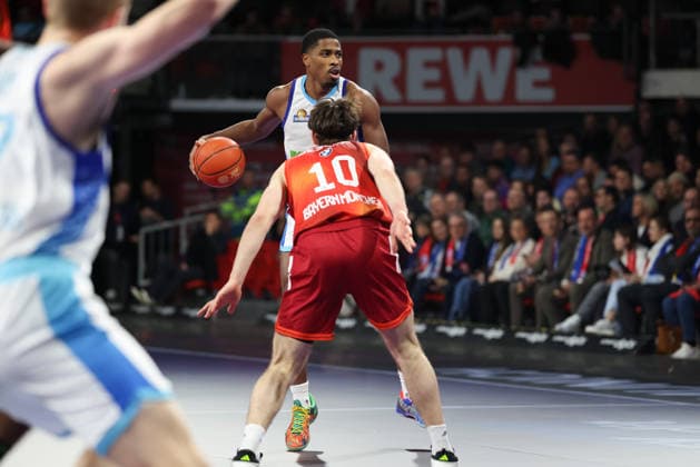 William Christmas Skyliners Frankfurt, 08 with Justinian Jessup FC Bayern Basketball, 10 , GER, FC Bayern Basketball vs Skyliners Frankfurt, Basketball, easycredit Basketball Bundesliga, 21 Matchday, Season 2025 2026, 17 02 2026, GER, FC Bayern Basketball vs Skyliners Frankfurt, Basketball, easycredit Basketball Bundesliga, 21 Matchday, Season 2025 2026, 17 02 2026 Munich Copyright: xEibner-Pressefoto JennixMaulx EP_JML