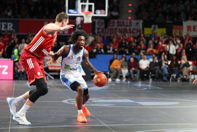 Isaiah Swope Skyliners Frankfurt, 01 with Johannes Voigtmann FC Bayern Basketball, 07 , GER, FC Bayern Basketball vs Skyliners Frankfurt, Basketball, easycredit Basketball Bundesliga, 21 Matchday, Season 2025 2026, 17 02 2026, GER, FC Bayern Basketball vs Skyliners Frankfurt, Basketball, easycredit Basketball Bundesliga, 21 Matchday, Season 2025 2026, 17 02 2026 Munich Copyright: xEibner-Pressefoto JennixMaulx EP_JML