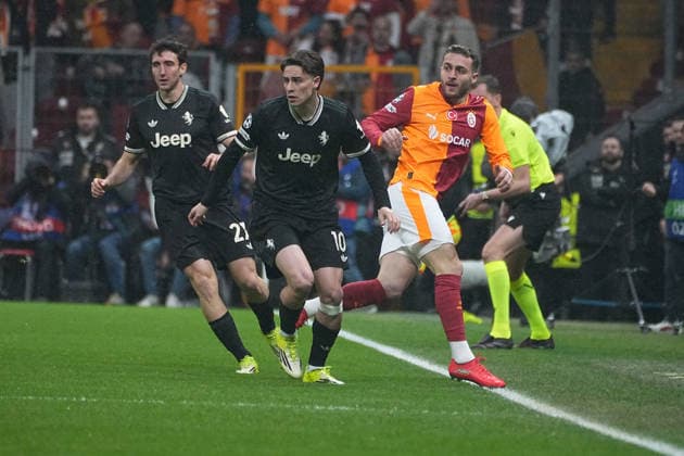 ISTANBUL, TURKEY - FEBRUARY 17: Baris Alper Yilmaz (53) of Galatasaray and Andrea Cambiaso (27) , Kenan Yildiz (10) of Juventus battle for the ball during the UEFA Champions League 2025 26 League Knockout Play-off First Leg match between Galatasaray A.S. and Juventus at Ali Sami Yen Spor Kompleksi on February 17, 2026 in Istanbul, Turkey. Istanbul Turkey Copyright: xSeskimphotox GSaray-Juve-170226 (10)