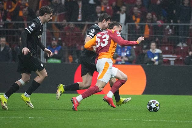 ISTANBUL, TURKEY - FEBRUARY 17: Baris Alper Yilmaz (53) of Galatasaray and Andrea Cambiaso (27) , Kenan Yildiz (10) of Juventus battle for the ball during the UEFA Champions League 2025 26 League Knockout Play-off First Leg match between Galatasaray A.S. and Juventus at Ali Sami Yen Spor Kompleksi on February 17, 2026 in Istanbul, Turkey. Istanbul Turkey Copyright: xSeskimphotox GSaray-Juve-170226 (3)