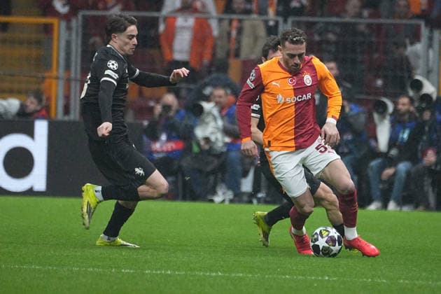 ISTANBUL, TURKEY - FEBRUARY 17: Baris Alper Yilmaz (53) of Galatasaray and Andrea Cambiaso (27) , Kenan Yildiz (10) of Juventus battle for the ball during the UEFA Champions League 2025 26 League Knockout Play-off First Leg match between Galatasaray A.S. and Juventus at Ali Sami Yen Spor Kompleksi on February 17, 2026 in Istanbul, Turkey. Istanbul Turkey Copyright: xSeskimphotox GSaray-Juve-170226 (7)