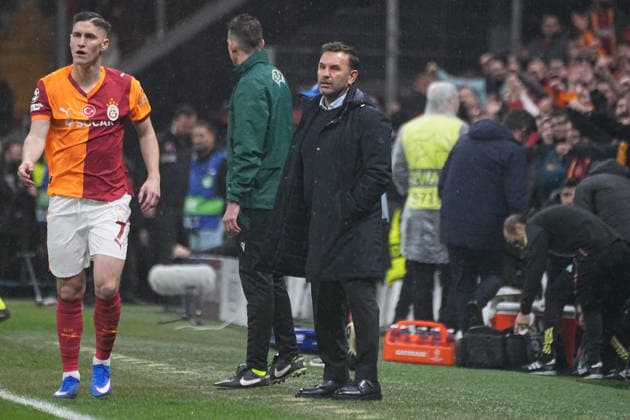 ISTANBUL, TURKEY - FEBRUARY 17: Roland Sallai and Coach Okan Buruk of Galatasaray during the UEFA Champions League 2025 26 League Knockout Play-off First Leg match between Galatasaray A.S. and Juventus at Ali Sami Yen Spor Kompleksi on February 17, 2026 in Istanbul, Turkey. Istanbul Turkey Copyright: xSeskimphotox GSaray-Juve-170226 (15)
