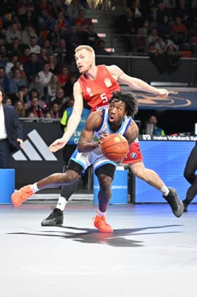 easyCredit BBL FC Bayern Munich Skyliners Frankfurt, 17 02 2026 MUNICH, GERMANY 17 FEBRUARY in the duel Isaiah SWOPE Skyliners Frankfurt 1 and Niels GIFFEY FC Bayern Basketball 5 during the match between FC Bayern Munich and Skyliners Frankfurt on matchday 21 of the easyCredit BBL at BMW Park Copyright: xBEAUTIFULxSPORTS Goldbergx