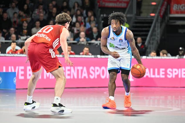 easyCredit BBL FC Bayern München Skyliners Frankfurt, 17 02 2026 MUNICH, GERMANY 17 FEBRUARY in the duel Justianian JESSUP FC Bayern Basketball 10 and Isaiah SWOPE Skyliners Frankfurt 1 during the match between FC Bayern München and Skyliners Frankfurt on matchday 21 of the easyCredit BBL at BMW Park Copyright: xBEAUTIFULxSPORTS Goldbergx