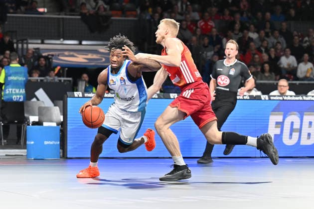 easyCredit BBL FC Bayern Munich Skyliners Frankfurt, 17 02 2026 MUNICH, GERMANY 17 FEBRUARY in the duel Isaiah SWOPE Skyliners Frankfurt 1 and Niels GIFFEY FC Bayern Basketball 5 during the match between FC Bayern Munich and Skyliners Frankfurt on matchday 21 of the easyCredit BBL at BMW Park Copyright: xBEAUTIFULxSPORTS Goldbergx