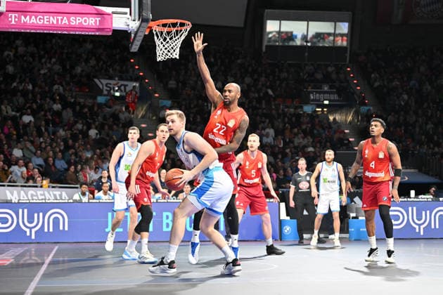 easyCredit BBL FC Bayern Munich Skyliners Frankfurt, 17 02 2026 MUNICH, GERMANY 17 FEBRUARY in the duel Till PAPE Skyliners Frankfurt 19 and Isihah MIKE FC Bayern Basketball 22 during the match between FC Bayern Munich and Skyliners Frankfurt on matchday 21 of the easyCredit BBL at BMW Park Copyright: xBEAUTIFULxSPORTS Goldbergx