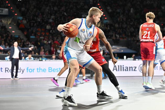 easyCredit BBL FC Bayern Munich Skyliners Frankfurt, 17 02 2026 MUNICH, GERMANY 17 FEBRUARY in the duel Till PAPE Skyliners Frankfurt 19 and Isihah MIKE FC Bayern Basketball 22 during the match between FC Bayern Munich and Skyliners Frankfurt on matchday 21 of the easyCredit BBL at BMW Park Copyright: xBEAUTIFULxSPORTS Goldbergx