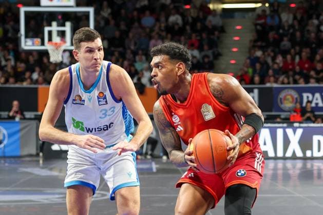 Ryan Hawkins 33 Skyliners Frankfurt vs Xavier Rathan Mayes 4 FC Bayern Muenchen Basketball in action, FC Bayern Muenchen Basketball vs Skyliners Frankfurt, easycredit BBL, BBL, Basketball, Men, Season 2025 2025, Regular Season, 21 Matchday, 17 02 2026 Muenchen Bayern Germany Copyright: xkolbert-press MartinxAgüerax