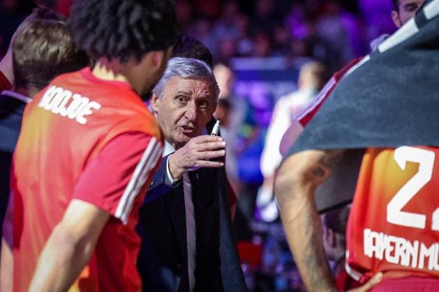 Head Coach Svetislav Pesic FC Bayern Muenchen Basketball gives instructions during a time out, FC Bayern Muenchen Basketball vs Skyliners Frankfurt, easycredit BBL, BBL, Basketball, Men, Season 2025 2025, Regular Season, 21 Matchday, 17 02 2026 Muenchen Bayern Germany Copyright: xkolbert-press MartinxAgüerax