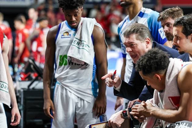 Head Coach Klaus Perwas (Skyliners Frankfurt) mit energischen Anweisungen waehrend eines Time Out, FC Bayern Muenchen Basketball vs. Skyliners Frankfurt, easycredit-BBL, BBL, Basketball, Maenner, Saison 2025 2025, Regulaere Saison, 21. Spieltag, 17.02.2026 Muenchen Bayern Deutschland Copyright: xkolbert-press MartinxAgüerax