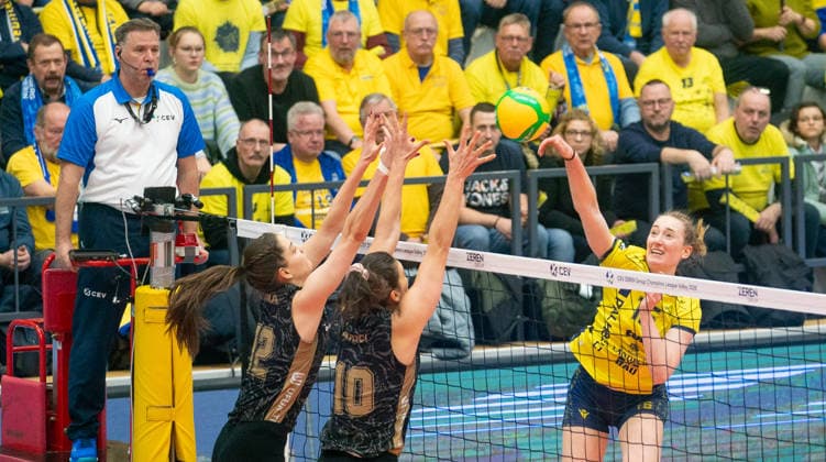 17 2 2026, Volleyball, Women, CEV Zeren Champions League Volley 2025 26, Playoff, First leg, SSC Palmberg Schwerin Ankara Zeren Spor Kulübü Mia Kirchhoff SSC Palmberg Schwerin, right against Beyza Arici Ankara Zeren Spor Kulübü, center and Swetlana Gatina Ankara Zeren Spor Kulübü, left Schwerin Palmberg Arena Mecklenburg Vorpommern Germany