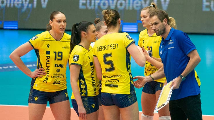 17 2 2026, Volleyball, Women, CEV Zeren Champions League Volley 2025 26, Playoff, First leg, SSC Palmberg Schwerin Ankara Zeren Spor Kulübü Coach Felix Koslowski SSC Palmberg Schwerin, re gives tactical instructions to his volleyball players Schwerin Palmberg Arena Mecklenburg-Vorpommern Germany