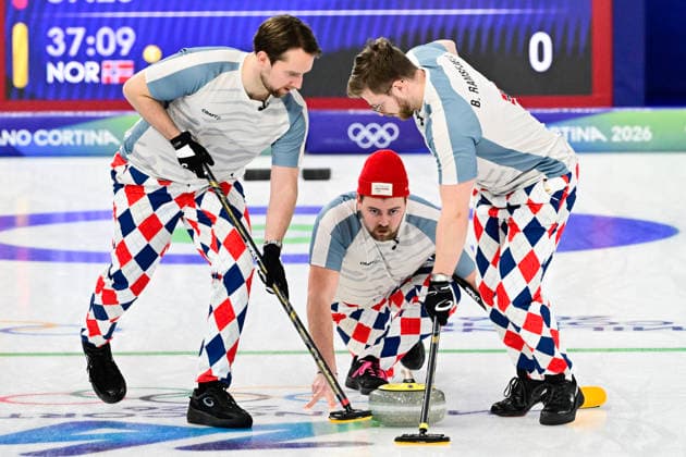 CORTINA, ITALIEN 20260217 Norges Gaute Nepstad, Martin Sesaker och Bendik Ramsfjell under herrarnas gruppspelsmatch, omgang 10, mellan Sverige och Norge i OS-curlingen i Cortina. *** Bilden ingar i SPORTPAKET. För övriga BETALBILD *** CORTINA ITALIEN x10030x *** CORTINA, ITALY 20260217 Norways Gaute Nepstad, Martin Sesaker and Bendik Ramsfjell during the mens group stage match, round 10, between Sweden and Norway in the Olympic curling in Cortina Picture in SPORTPAKET For others PAYPICTURE CORTINA ITALY x10030x  Copyright: xJonasxEkströmer TTx OS 2026 CURLING HERRAR SVERIGE-NORGE