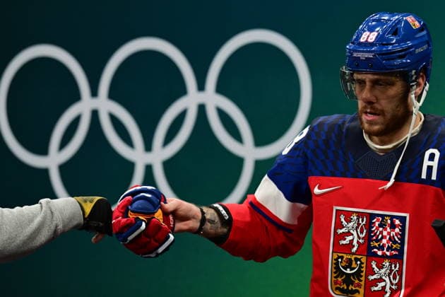 XXV Winter Olympic Games, Olympische Spiele, Olympia, OS in Milan, Italy, on February 17, 2026. Men s Ice hockey, Eishockey preliminary round playoffs, Czechia - Denmark. David Pastrnak of the Czech Republic greets a fan on his way to the game. (CTKxPhoto MichalxKamaryt) CTKPhotoP2026021707810  CTKPhotoP2026021707810