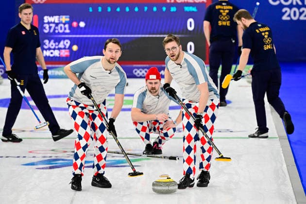 CORTINA, ITALIEN 20260217 Norges Gaute Nepstad, Martin Sesaker och Bendik Ramsfjell, samt Lag Edin med Christoffer Sundgren, Oskar Eriksson och Rasmus Wrana i bakgrunden, under herrarnas gruppspelsmatch, omgang 10, mellan Sverige och Norge i OS-curlingen i Cortina. *** Bilden ingar i SPORTPAKET. För övriga BETALBILD *** CORTINA ITALIEN x10030x *** CORTINA, ITALY 20260217 Norways Gaute Nepstad, Martin Sesaker and Bendik Ramsfjell, and Team Edin with Christoffer Sundgren, Oskar Eriksson and Rasmus Wrana in the background, during the mens group stage match, round 10, between Sweden and Norway in the Olympic curling in Cortina Picture in SPORTPAKET For others PAYPICTURE CORTINA ITALY x10030x  Copyright: xJonasxEkströmer TTx OS 2026 CURLING HERRAR SVERIGE-NORGE
