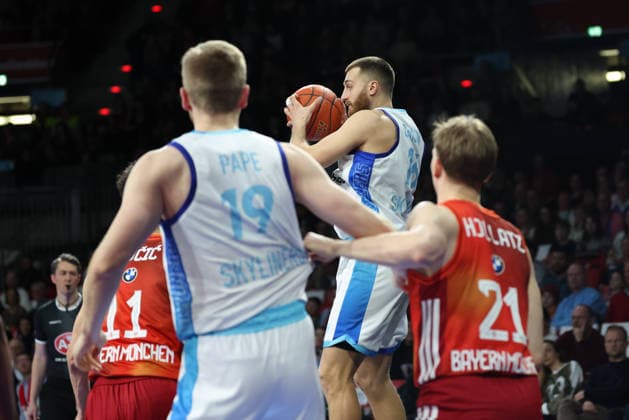 Radii Caisin Skyliners Frankfurt, 16 with Till Pape Skyliners Frankfurt, 19 and Justuz Hollatz FC Bayern Basketball, 21 , GER, FC Bayern Basketball vs Skyliners Frankfurt, Basketball, easycredit Basketball Bundesliga, 21 Matchday, Season 2025 2026, 17 02 2026, GER, FC Bayern Basketball vs Skyliners Frankfurt, Basketball, easycredit Basketball Bundesliga, 21 Matchday, Season 2025 2026, 17 02 2026 Muenchen Copyright: xEibner-Pressefoto JennixMaulx EP_JML