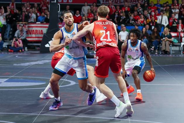 Isaiah Swope 1 Skyliners Frankfurt in action, against Justus Hollatz 21 FC Bayern Muenchen Basketball , FC Bayern Muenchen Basketball vs Skyliners Frankfurt, easycredit BBL, BBL, Basketball, Men, Season 2025 2025, Regular Season, 21 Matchday, 17 02 2026 Muenchen Bayern Germany Copyright: xkolbert-press MartinxAgüerax