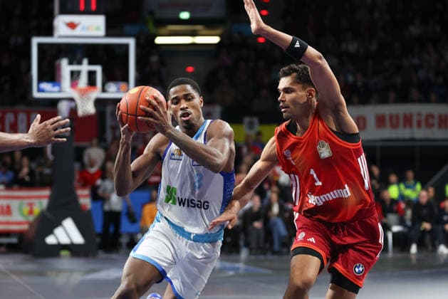 William Christmas Skyliners Frankfurt, 08 with Oscar da Silva FC Bayern Basketball, 01 , GER, FC Bayern Basketball vs Skyliners Frankfurt, Basketball, easycredit Basketball Bundesliga, 21 Matchday, Season 2025 2026, 17 02 2026, GER, FC Bayern Basketball vs Skyliners Frankfurt, Basketball, easycredit Basketball Bundesliga, 21 Matchday, Season 2025 2026, 17 02 2026 Muenchen Copyright: xEibner-Pressefoto JennixMaulx EP_JML