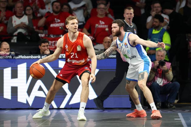 Justuz Hollatz FC Bayern Basketball, 21 with Logan Johnson Skyliners Frankfurt, 00 , GER, FC Bayern Basketball vs Skyliners Frankfurt, Basketball, easycredit Basketball Bundesliga, 21 Matchday, Season 2025 2026, 17 02 2026, GER, FC Bayern Basketball vs Skyliners Frankfurt, Basketball, easycredit Basketball Bundesliga, 21 Matchday, Season 2025 2026, 17 02 2026 Muenchen Copyright: xEibner-Pressefoto JennixMaulx EP_JML