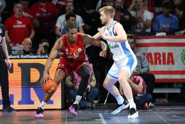 David McCormack FC Bayern Basketball, 33 with Till Pape Skyliners Frankfurt, 19 , GER, FC Bayern Basketball vs Skyliners Frankfurt, Basketball, easycredit Basketball Bundesliga, 21 Matchday, Season 2025 2026, 17 02 2026, GER, FC Bayern Basketball vs Skyliners Frankfurt, Basketball, easycredit Basketball Bundesliga, 21 Matchday, Season 2025 2026, 17 02 2026 Munich Copyright: xEibner-Pressefoto JennixMaulx EP_JML