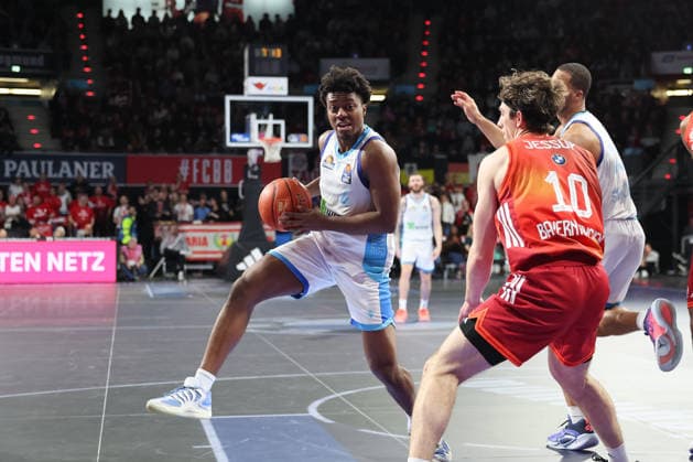Nahiem Alleyne Skyliners Frankfurt, 04 with ball, with Justinian Jessup FC Bayern Basketball, 10 , GER, FC Bayern Basketball vs Skyliners Frankfurt, Basketball, easycredit Basketball Bundesliga, 21 Matchday, Season 2025 2026, 17 02 2026, GER, FC Bayern Basketball vs Skyliners Frankfurt, Basketball, easycredit Basketball Bundesliga, 21 Matchday, Season 2025 2026, 17 02 2026 Munich Copyright: xEibner-Pressefoto JennixMaulx EP_JML