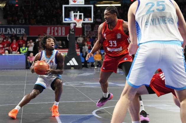 Isaiah Swope Skyliners Frankfurt, 01 with David McCormack FC Bayern Basketball, 33 , GER, FC Bayern Basketball vs Skyliners Frankfurt, Basketball, easycredit Basketball Bundesliga, 21 Matchday, Season 2025 2026, 17 02 2026, GER, FC Bayern Basketball vs Skyliners Frankfurt, Basketball, easycredit Basketball Bundesliga, 21 Matchday, Season 2025 2026, 17 02 2026 Munich Copyright: xEibner-Pressefoto JennixMaulx EP_JML