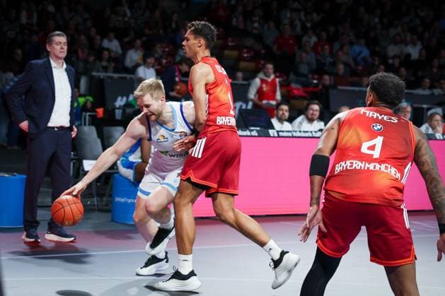 Oscar da Silva 1 FC Bayern Muenchen Basketball and Xavier Rathan Mayes 4 FC Bayern Muenchen Basketball defend a Frankfurt action, FC Bayern Muenchen Basketball vs Skyliners Frankfurt, easycredit BBL, BBL, Basketball, Men, Season 2025 2025, Regular Season, 21 Matchday, 17 02 2026 Muenchen Bayern Germany Copyright: xkolbert-press MartinxAgüerax
