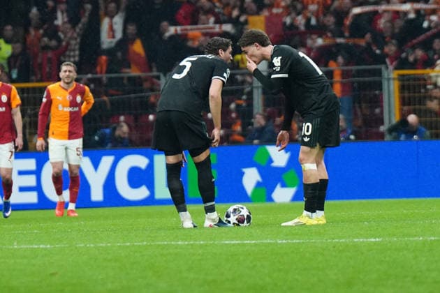 ISTANBUL, TURKEY - FEBRUARY 17: Manuel Locatelli (5) and Kenan Yildiz of Juventus during the UEFA Champions League 2025 26 League Knockout Play-off First Leg match between Galatasaray A.S. and Juventus at Ali Sami Yen Spor Kompleksi on February 17, 2026 in Istanbul, Turkey. Istanbul Turkey Copyright: xSeskimphotox GSaray-Juve-170226 (64)