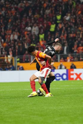 ISTANBUL, TURKEY - FEBRUARY 17: Gabriel Sara (L) of Galatasaray and Teun Koopmeiners of Juventus battle for the ball during the UEFA Champions League 2025 26 League Knockout Play-off First Leg match between Galatasaray A.S. and Juventus at Ali Sami Yen Spor Kompleksi on February 17, 2026 in Istanbul, Turkey. Istanbul Turkey Copyright: xSeskimphotox GSaray-Juve-170226 (78)