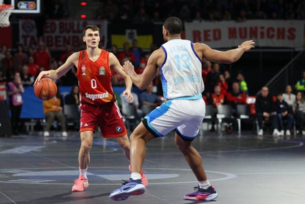 Nenad Dimitrijevic FC Bayern Basketball, 00 with Jaedon LeDee Skyliners Frankfurt, 13 , GER, FC Bayern Basketball vs Skyliners Frankfurt, Basketball, easycredit Basketball Bundesliga, 21 Matchday, Season 2025 2026, 17 02 2026, GER, FC Bayern Basketball vs Skyliners Frankfurt, Basketball, easycredit Basketball Bundesliga, 21 Matchday, Season 2025 2026, 17 02 2026 Munich Copyright: xEibner-Pressefoto JennixMaulx EP_JML