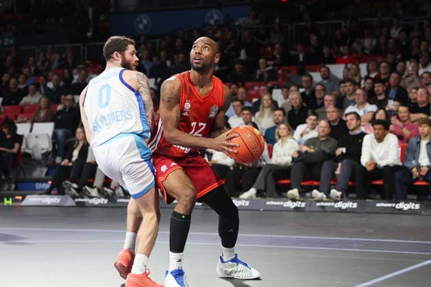 Isiaha Mike FC Bayern Basketball, 22 with Logan Johnson Skyliners Frankfurt, 00 , GER, FC Bayern Basketball vs Skyliners Frankfurt, Basketball, easycredit Basketball Bundesliga, 21 Matchday, Season 2025 2026, 17 02 2026, GER, FC Bayern Basketball vs Skyliners Frankfurt, Basketball, easycredit Basketball Bundesliga, 21 Matchday, Season 2025 2026, 17 02 2026 Muenchen Copyright: xEibner-Pressefoto JennixMaulx EP_JML