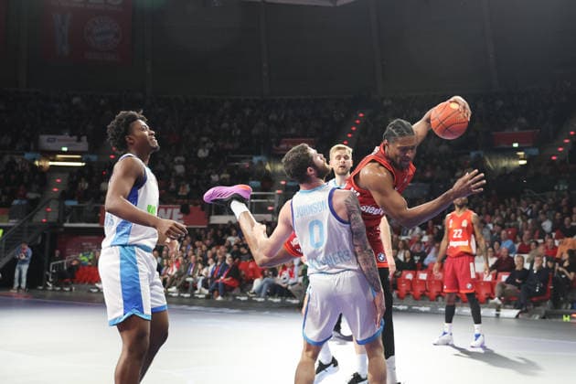 David McCormack FC Bayern Basketball, 33 with Logan Johnson Skyliners Frankfurt, 00 and Nahiem Alleyne Skyliners Frankfurt, 04 , GER, FC Bayern Basketball vs Skyliners Frankfurt, Basketball, easycredit Basketball Bundesliga, 21 Matchday, Season 2025 2026, 17 02 2026, GER, FC Bayern Basketball vs Skyliners Frankfurt, Basketball, easycredit Basketball Bundesliga, 21 Matchday, Season 2025 2026, 17 02 2026 Muenchen Copyright: xEibner-Pressefoto JennixMaulx EP_JML