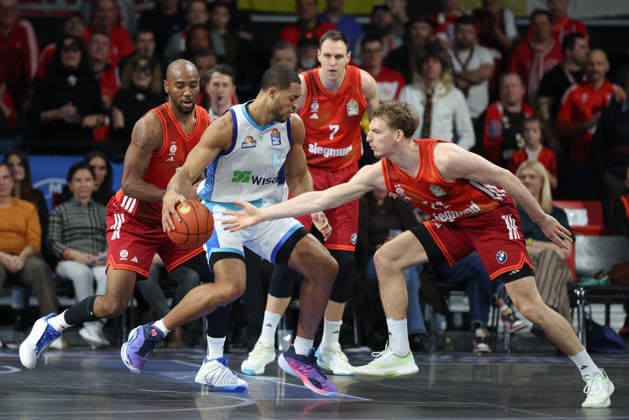 Jaedon LeDee Skyliners Frankfurt, 13 with Isiaha Mike FC Bayern Basketball, 22 and Justuz Hollatz FC Bayern Basketball, 21 , with Johannes Voigtmann FC Bayern Basketball, 07 , GER, FC Bayern Basketball vs Skyliners Frankfurt, Basketball, easycredit Basketball Bundesliga, 21 Matchday, Season 2025 2026, 17 02 2026, GER, FC Bayern Basketball vs Skyliners Frankfurt, Basketball, easycredit Basketball Bundesliga, 21 Matchday, Season 2025 2026, 17 02 2026 Munich Copyright: xEibner-Pressefoto JennixMaulx EP_JML