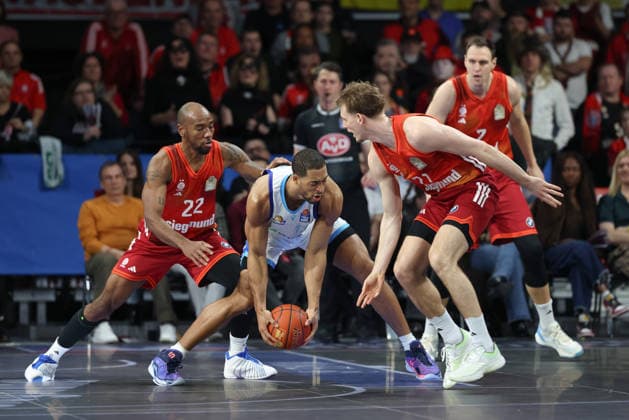 Jaedon LeDee Skyliners Frankfurt, 13 with Isiaha Mike FC Bayern Basketball, 22 and Justuz Hollatz FC Bayern Basketball, 21 , with Johannes Voigtmann FC Bayern Basketball, 07 , GER, FC Bayern Basketball vs Skyliners Frankfurt, Basketball, easycredit Basketball Bundesliga, 21 Matchday, Season 2025 2026, 17 02 2026, GER, FC Bayern Basketball vs Skyliners Frankfurt, Basketball, easycredit Basketball Bundesliga, 21 Matchday, Season 2025 2026, 17 02 2026 Munich Copyright: xEibner-Pressefoto JennixMaulx EP_JML