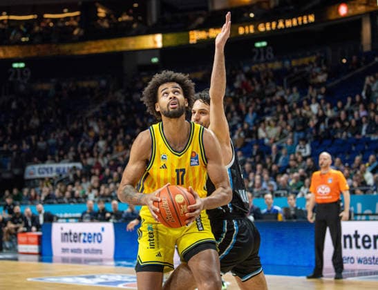 Basketball, Men, Season 2025 2026, easyCredit BBL 21 Matchday , Alba Berlin Hamburg Towers, v l Norris Agbakoko Alba , Benedikt Turudic Hamburg , 17 02 2026, Copyright: xSebastianxRäppold MatthiasxKochx