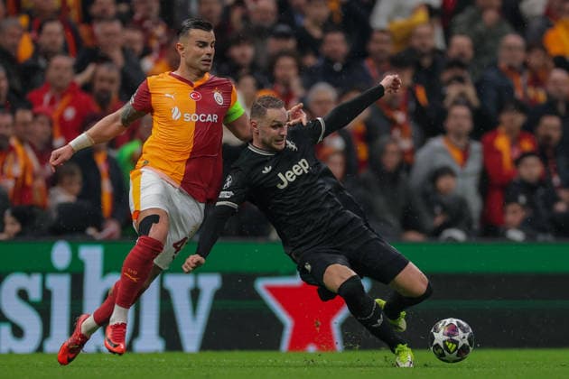 2026-02-17 Galatasaray SK v Juventus FC - UEFA Champions League 2025 26 League Knockout Play-off First Leg ISTANBUL, TURKEY - FEBRUARY 17: Teun Koopmeiners of Juventus FC, Abdulkerim Bardakci of Galatasaray SK during the UEFA Champions League 2025 26 League Knockout Play-off First Leg match between Galatasaray SK and Juventus FC at Rams Park Stadium on February 17, 2026 in Istanbul, Turkey. (Photo by BSR Agency) Istanbul Turkey Content not available for redistribution in The Netherlands directly or indirectly through any third parties. Copyright: xBSRxAgencyx