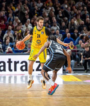 Basketball, Men, Season 2025 2026, easyCredit BBL 21 Matchday , Alba Berlin Hamburg Towers, v l Guy Artman Nahmias Alba , Ross Williams Hamburg , 17 02 2026, Copyright: xSebastianxRäppold MatthiasxKochx
