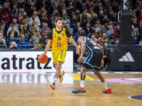 Basketball, Men, Season 2025 2026, easyCredit BBL 21 Matchday , Alba Berlin Hamburg Towers, v l Guy Artman Nahmias Alba , Ross Williams Hamburg , 17 02 2026, Copyright: xSebastianxRäppold MatthiasxKochx