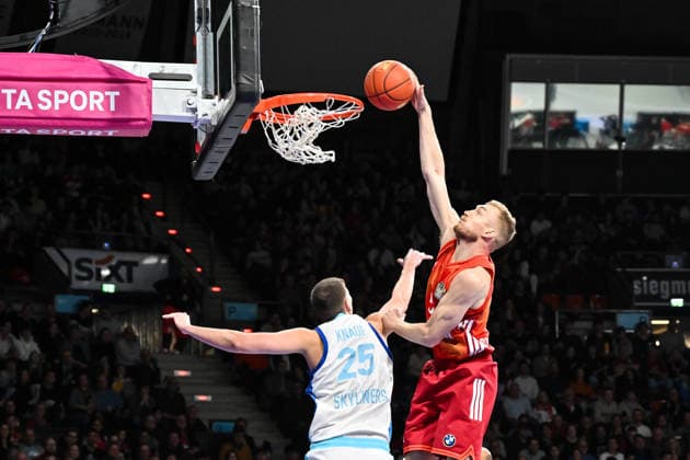 easyCredit BBL FC Bayern Munich Skyliners Frankfurt, 17 02 2026 MUNICH, GERMANY 17 FEBRUARY in the duel Jacob KNAUF Skyliners Frankfurt 25 and Niels GIFFEY FC Bayern Basketball 5 during the match between FC Bayern Munich and Skyliners Frankfurt on matchday 21 of the easyCredit BBL at BMW Park DUNK Copyright: xBEAUTIFULxSPORTS Goldbergx