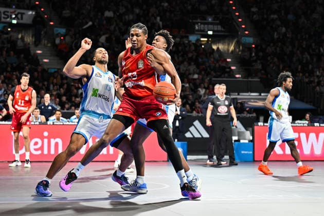 easyCredit BBL FC Bayern Munich Skyliners Frankfurt, 17 02 2026 MUNICH, GERMANY 17 FEBRUARY in the duel Jaedon LEDEE Skyliners Frankfurt 13 and David McCORMACK FC Bayern Basketball 33 during the match between FC Bayern Munich and Skyliners Frankfurt on matchday 21 of the easyCredit BBL at BMW Park Copyright: xBEAUTIFULxSPORTS Goldbergx