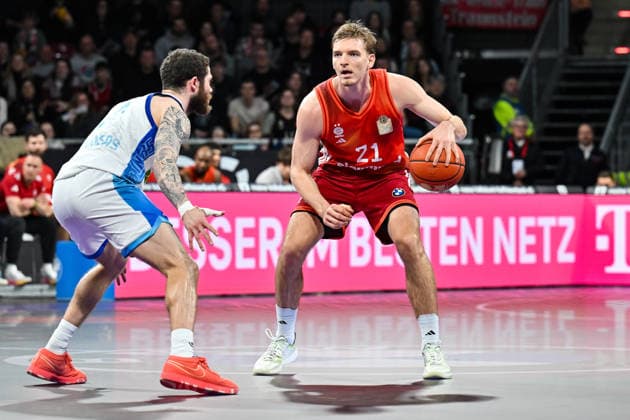 easyCredit BBL FC Bayern Munich Skyliners Frankfurt, 17 02 2026 MUNICH, GERMANY 17 FEBRUARY in the duel Logan JOHNSON Skyliners Frankfurt 0 and Justus HOLLATZ FC Bayern Basketball 21 during the match between FC Bayern Munich and Skyliners Frankfurt on matchday 21 of the easyCredit BBL at BMW Park Copyright: xBEAUTIFULxSPORTS Goldbergx