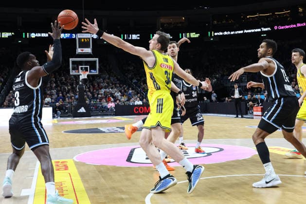 DEU, easyCredit BBL, ALBA vs Hamburg, 17 02 2026, Uber Arena, Berlin, DEU, easyCredit BBL, ALBA vs Hamburg, in the picture Justin Bean ALBA Berlin 34 , Osaro Rich Hamburg Towers 3 , Kenneth Ogbe Hamburg Towers 25 nordphotoxGmbHx xEngler nph00076