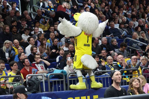 DEU, easyCredit BBL, ALBA vs Hamburg, 17 02 2026, Uber Arena, Berlin, DEU, easyCredit BBL, ALBA vs Hamburg, in the picture ALBA mascot, spectators, visitors, fans nordphotoxGmbHx xEngler nph00076