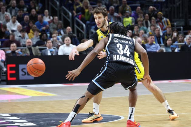 DEU, easyCredit BBL, ALBA vs Hamburg, 17 02 2026, Uber Arena, Berlin, DEU, easyCredit BBL, ALBA vs Hamburg, pictured N Artmann ALBA Berlin 24 , Ross Williams Hamburg Towers 34 nordphotoxGmbHx xEngler nph00076