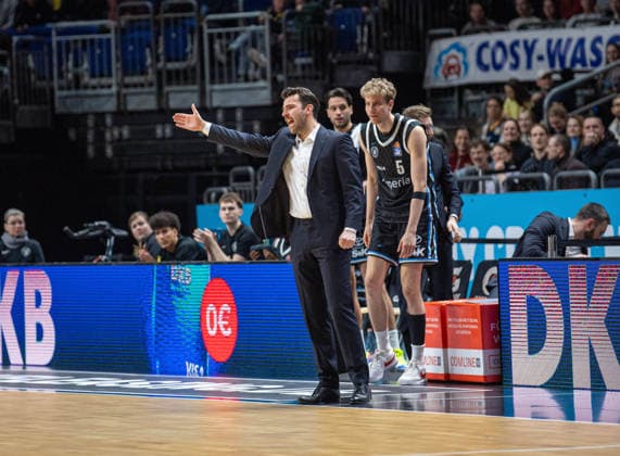 Basketball, Men, Season 2025 2026, easyCredit BBL 21 Matchday , Alba Berlin Hamburg Towers, Coach Benka Barloschky Hamburg , 17 02 2026, Copyright: xSebastianxRäppold MatthiasxKochx