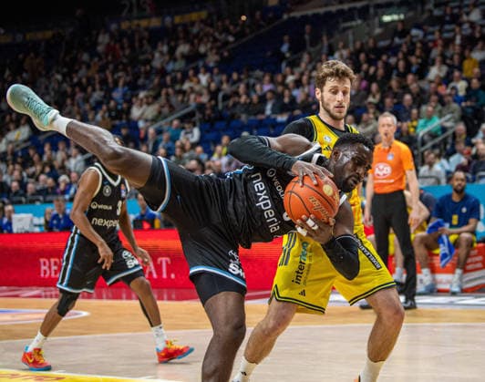 Basketball, Men, Season 2025 2026, easyCredit BBL 21 Matchday , Alba Berlin Hamburg Towers, v l Osaro Rich Igbineweka Hamburg , Guy Artman Nahmias Alba , 17 02 2026, Copyright: xSebastianxRäppold MatthiasxKochx