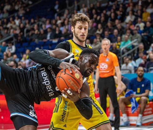 Basketball, Men, Season 2025 2026, easyCredit BBL 21 Matchday , Alba Berlin Hamburg Towers, v l Osaro Rich Igbineweka Hamburg , Guy Artman Nahmias Alba , 17 02 2026, Copyright: xSebastianxRäppold MatthiasxKochx