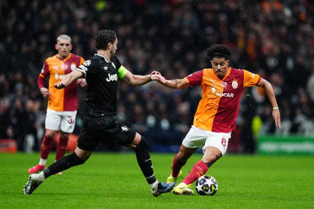 Galatasaray v Juventus - UEFA Champions League ISTANBUL, TURKIYE - FEBRUARY 17: Gabriel Sara of Galatasaray in action against Manuel Locatelli of Juventus during UEFA Champions League last 16 playoff round first leg football match between Galatasaray and Juventus at RAMS Park in Istanbul, Turkiye on February 17, 2026. Hakan Akgun Anadolu Istanbul Turkey. Editorial use only. Please get in touch for any other usage.  Copyright: x2026xAnadoluxHakanxAkgunx