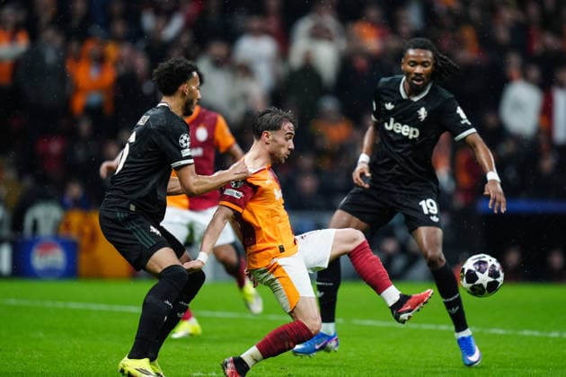 Galatasaray v Juventus - UEFA Champions League ISTANBUL, TURKIYE - FEBRUARY 17: Yunus Akgun of Galatasaray in action against Lloyd Kelly of Juventus during UEFA Champions League last 16 playoff round first leg football match between Galatasaray and Juventus at RAMS Park in Istanbul, Turkiye on February 17, 2026. Hakan Akgun Anadolu Istanbul Turkey. Editorial use only. Please get in touch for any other usage.  Copyright: x2026xAnadoluxHakanxAkgunx